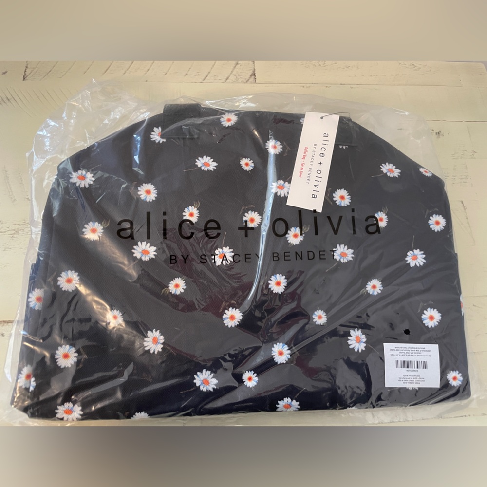NWT Alice + Olivia Daisy Print Duffel Overnight Bag